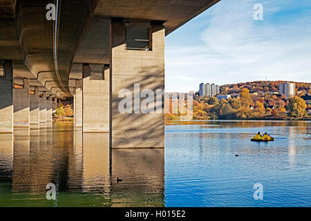 Ponte autostradale della A46 su Seilersee in autunno, in Germania, in Renania settentrionale-Vestfalia, Sauerland, Iserlohn Foto Stock