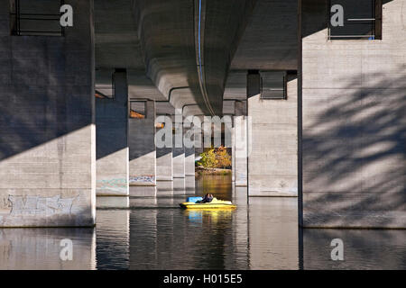 Ponte autostradale della A46 su Seilersee in autunno, in Germania, in Renania settentrionale-Vestfalia, Sauerland, Iserlohn Foto Stock