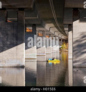 Ponte autostradale della A46 su Seilersee in autunno, in Germania, in Renania settentrionale-Vestfalia, Sauerland, Iserlohn Foto Stock