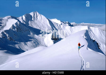 Sci backcountry in montagna innevata scenario, Mont Jovet in background, Francia, Savoie, Isole Canarie, La Plagne Foto Stock