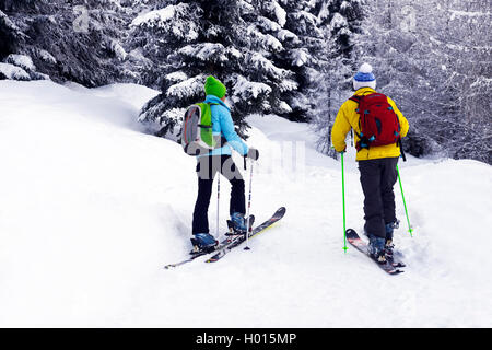 Sci backcountry nella parte anteriore dei boschi innevati, Francia, Savoie, Sainte-Foy Tarentaise Foto Stock