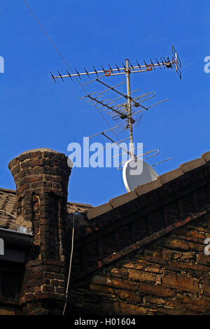 Antenna televisione e antenna satellitare su un tetto, Germania Foto Stock