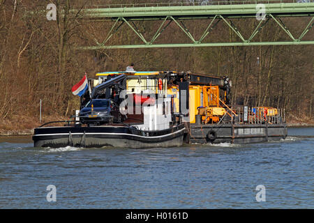 Chiatta lungo la via navigabile Rhein-Herne-Kanal, in Germania, in Renania settentrionale-Vestfalia, la zona della Ruhr, Bottrop Foto Stock