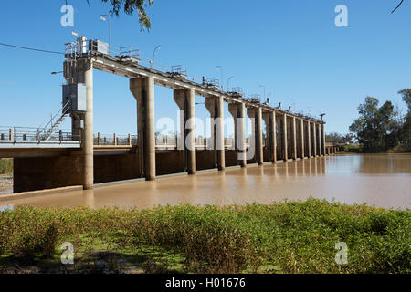 Fiume Balonne e Jack Taylor Weir a St George, Queensland, Australia. Foto Stock
