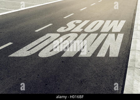 Rallentare il segnale di limite di velocità in autostrada, la sicurezza stradale e la prevenzione degli incidenti di traffico concetto. Foto Stock