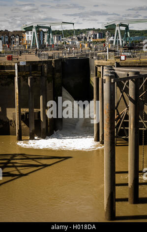 Una immagine della Baia di Cardiff Barrage blocca apertura per lasciare che l'acqua pronta Foto Stock