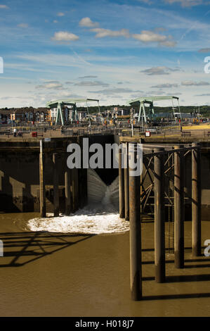 Una immagine della Baia di Cardiff Barrage blocca apertura per lasciare che l'acqua pronta Foto Stock