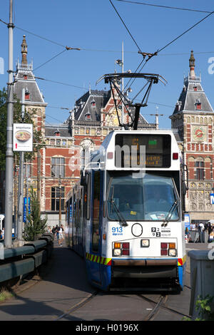 Una fermata del tram fuori Amsterdam Centraal Station Foto Stock