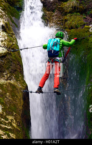 Scalatore a cascata di Nants, Via Ferrata de Bellevaux, Francia, Alta Savoia Foto Stock