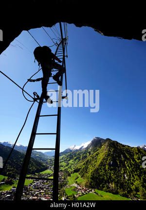 Scalatore su una scala a pioli in montagna, Via ferrata du Mont, Francia, Haute-Savoie, Sixt Fer Ó Cheval Foto Stock