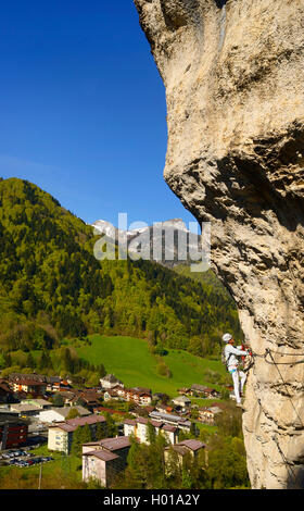 Scalatore sulla roccia, Via ferrata de Thones, La Roche a l┤Agathe, Francia, Alta Savoia Foto Stock