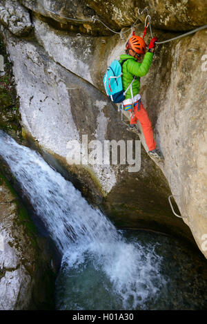 Scalatore a cascata di Nants, Via Ferrata de Bellevaux, Francia, Alta Savoia Foto Stock