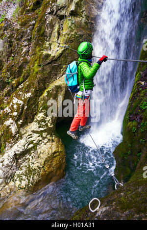 Scalatore a cascata di Nants, Via Ferrata de Bellevaux, Francia, Alta Savoia Foto Stock