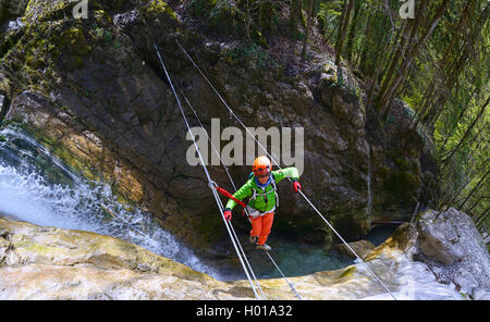 Scalatore a cascata di Nants, Via Ferrata de Bellevaux, Francia, Alta Savoia Foto Stock