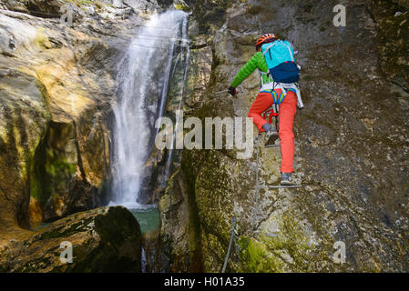 Scalatore a cascata di Nants, Via Ferrata de Bellevaux, Francia, Alta Savoia Foto Stock