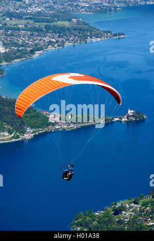 Parapendio al di sopra del lago di Annecy, Francia, Alta Savoia Foto Stock