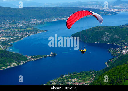 Parapendio al di sopra del lago di Annecy, Francia, Alta Savoia Foto Stock