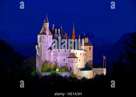 Illumintated castello di Menthon Saint Bernard dal XII secolo, Francia, Haute-Savoie, Menthon-Saint-Bernard Foto Stock