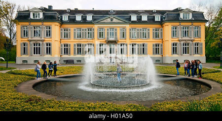 Museum Schloss Morsbroich con adolescenti presso la fontana acqua Island, in Germania, in Renania settentrionale-Vestfalia, Bergisches Land, Leverkusen Foto Stock
