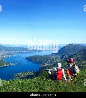 Wanderer godendo la vista del lago di Annecy, Francia, Alta Savoia Foto Stock
