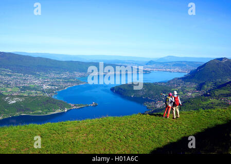 Wanderer godendo la vista del lago di Annecy, Francia, Alta Savoia Foto Stock