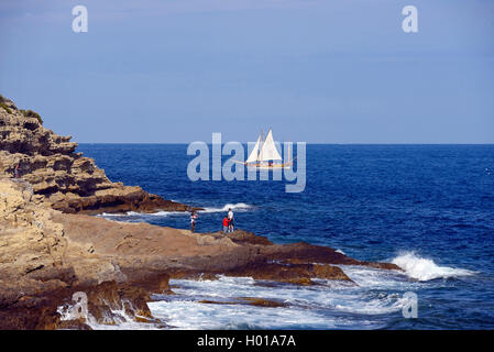 Barca a vela off la costa rocciosa, Francia, Alpes Maritimes, Cotes D. Azur Foto Stock