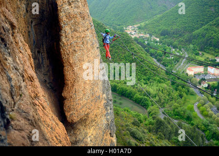 Scalatore su una semplice sospensione ponte di roccia, Via ferrata du Rocher de Neuf Heures, Francia Provenza, Digne-les-Bains Foto Stock