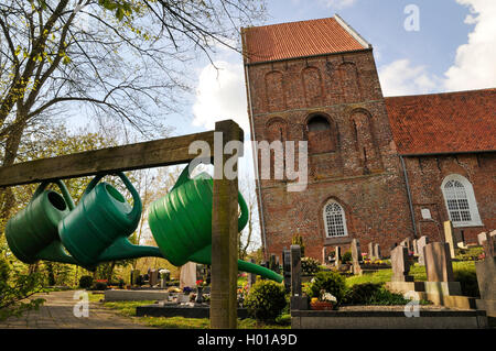 Evangelico Suurhusen riformata chiesa con la Torre Pendente di Suurhusen, Germania, Bassa Sassonia, Frisia orientale, Suurhusen Foto Stock