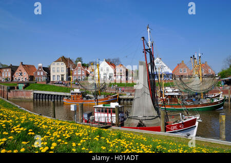 Natanti adibiti alla pesca di gamberetti nel porto di pesca di Greetsiel, Germania, Bassa Sassonia, Frisia orientale, Greetsiel Foto Stock