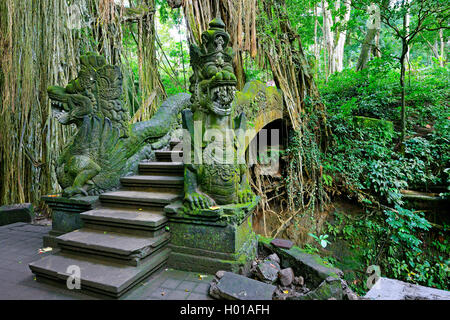 Le scale e le statue in Ubud Monkey Forest, Indonesia Bali Ubud Foto Stock