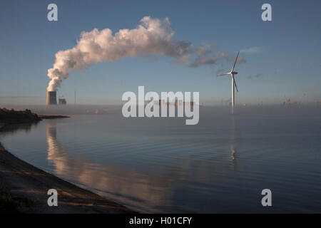 Casa potenza Rostock e offshore wind ruota nella nebbia, Germania, Meclemburgo-Pomerania, Schnatermann, Rostock Foto Stock