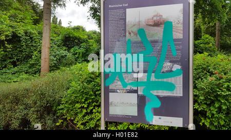 Graffito spruzzato su un segnale di informazione, danni intenzionali di proprietà, in Germania, in Renania settentrionale-Vestfalia, la zona della Ruhr, Witten Foto Stock