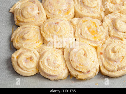 Vassoio di fragole quark rotoli, crudi, sfondo alimentare Foto Stock