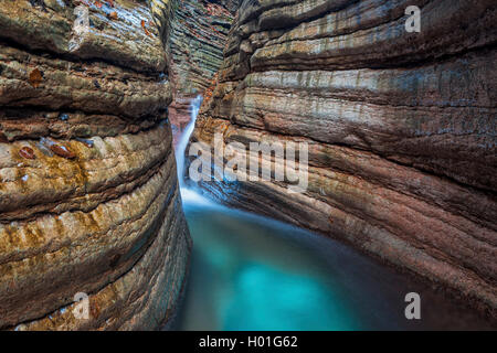 Tauglbachs fiume che scorre attraverso la gola Taugl, Austria Foto Stock