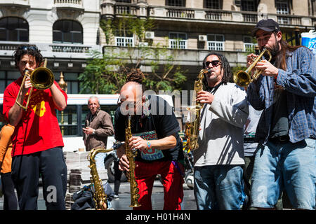 Buenos Aires, Argentina - 4 Ottobre 2013: musicisti di strada giocando in una strada della città di Buenos Aires in Argentina Foto Stock