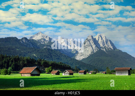 Fienile in un prato con vista sulla grande waxenstein e il Alpspitz (sinistra) visto da Garmisch, in Germania, in Baviera, Oberbayern, Alta Baviera, Zugspitzgebiet Foto Stock