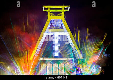 Laser show al pit-telaio del Deutsches Bergbau-Museum Bochum, la notte della cultura industriale, Extraschicht, in Germania, in Renania settentrionale-Vestfalia, la zona della Ruhr, Bochum Foto Stock