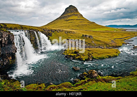 Kirkjufellsfoss cascata e Kirkjufell mountain, Islanda, Snaefellsnes, Grundarfjoerdur Foto Stock