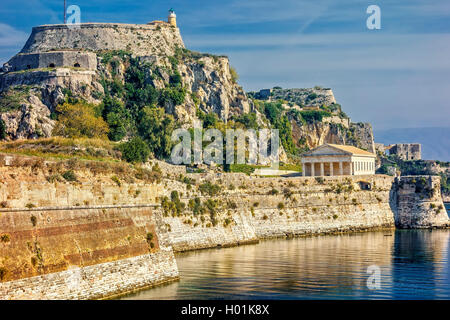 La Chiesa e il faro presso la Fortezza Vecchia Corfu Grecia Foto Stock