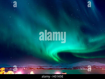 Forte aurora su isola Kvaloya, Lille Blamannen, 845 m, Norvegia, Troms, Sandnessund, Kvaloeya Foto Stock