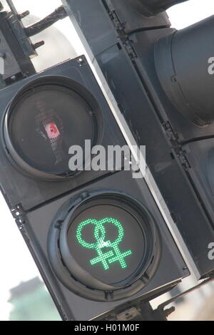 London Pride, gay e trans simbolo, semafori, Trafalgar Square, Londra, la diversità, la comunità LGBT, il traffico pedonale segno Foto Stock