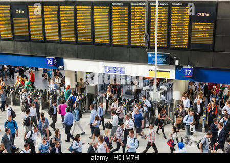 Inghilterra, Londra, la stazione di Waterloo, pendolari Foto Stock