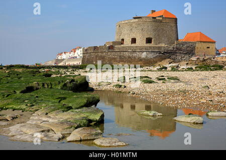 Fort Mahon e Ambleteuse, vista dalla spiaggia con la bassa marea, Côte d'Opale, Pas-de-Calais, Francia Foto Stock