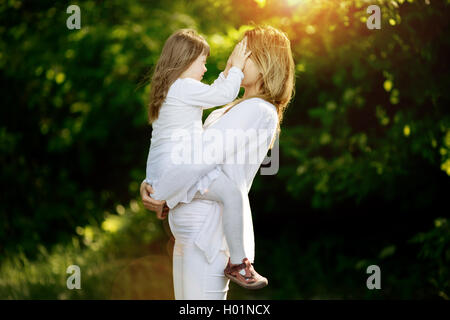 Bambino con la sindrome di down godendo di gioco all'aperto con la sorella Foto Stock