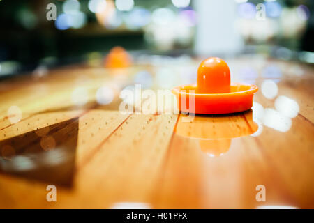 Air hockey gioco è divertente anche per gli adulti Foto Stock