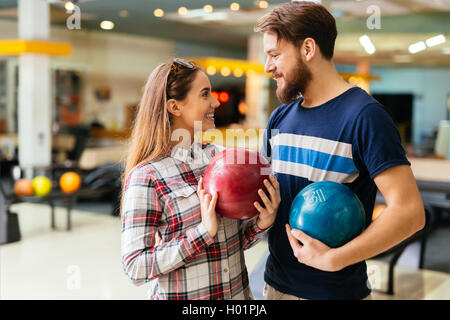 Bella giovane in love dating e bowling Foto Stock