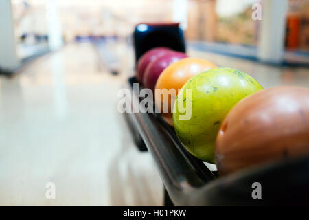 Colorate le palle da bowling Foto Stock