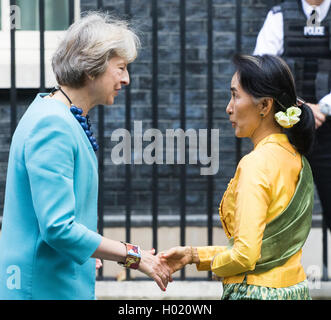 A Downing Street, Londra, 13 settembre 2016. Leader birmana Aung San Suu Kyi è accolto a Downing Street da PM Theresa Maggio Foto Stock