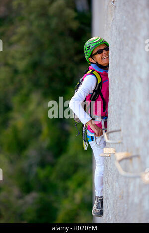 Scalatore femmina a parete di roccia, Via Ferrata de Buis Les Baronnies, Rocher du Saint-Julien, Francia, Provenza, Buis Les Baronnies Foto Stock