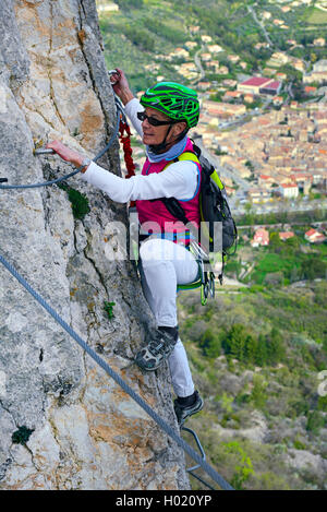 Scalatore femmina a parete di roccia, Via Ferrata de Buis Les Baronnies, Rocher du Saint-Julien, Francia, Provenza, Buis Les Baronnies Foto Stock